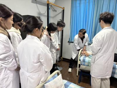乐职院学生到门诊部学习2025.11.22
