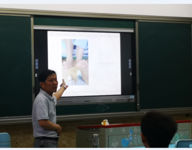为中医班学生授课