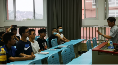 为中医班学生授课