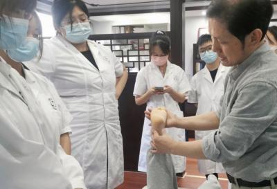 乐职院学生到门诊部学习3