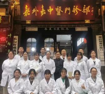 乐职院学生与叶智勇老师合影10-29