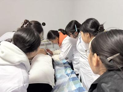 乐职院学生到乐山嘉外嘉中医门诊部学习留影2025.11.23
